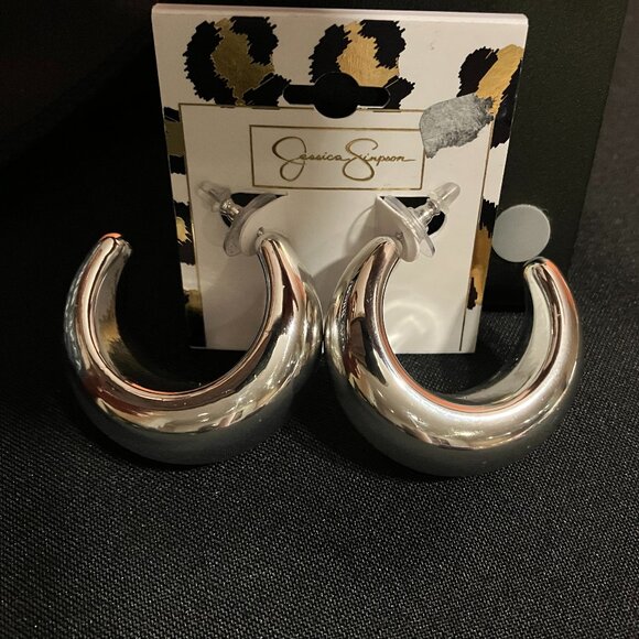 Jessica Simpson Chunky Silver Hoop Earrings Featuring a Distinctive Oval Design - Picture 3 of 4